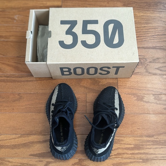 YEEZY BOOST 350 v2 in black and green - Picture 3 of 3